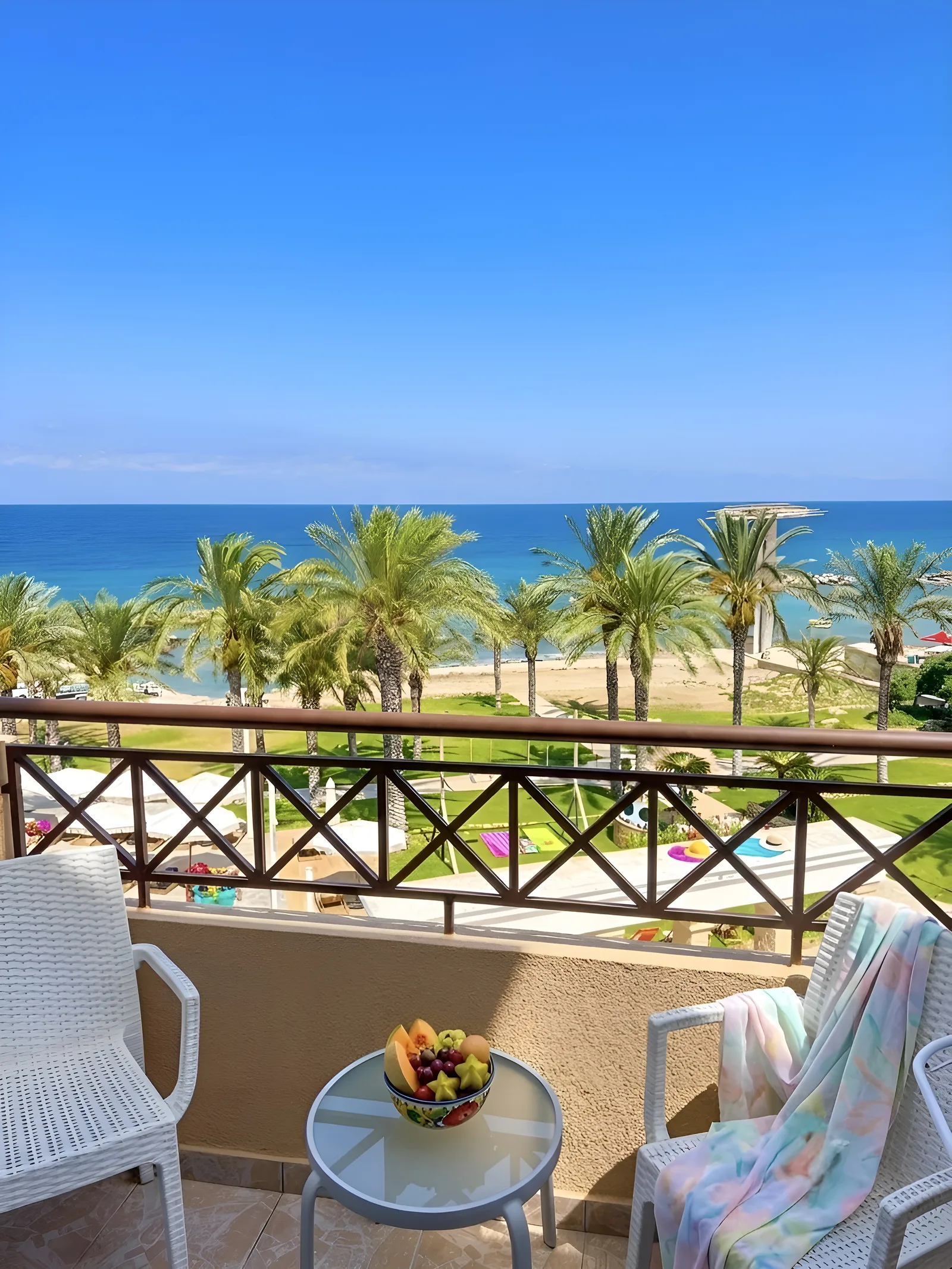 Beachfront apartment with sea view, balcony & pool!