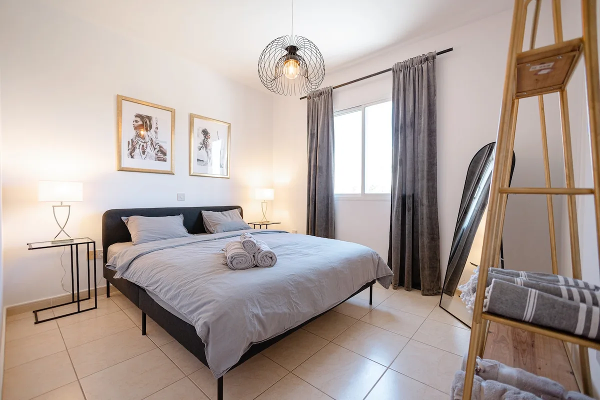 Elegant apartment with pool in a prime location